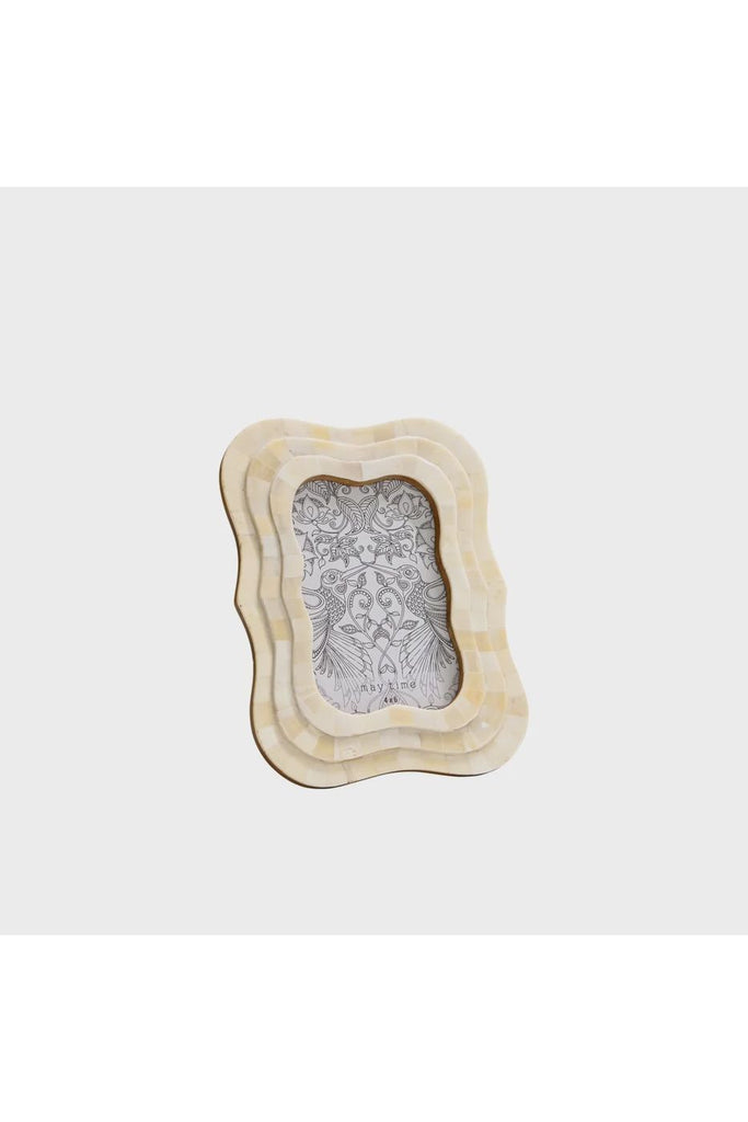 May Times Agara standing 4 x 6 photo frame handcrafted in India from ethically sourced white buffalo bone and resin. Featuring intricate designs that reflect exceptional craftsmanship. 