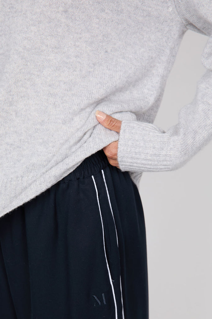 Marlow Saddle Cashmere Crew Neck Sweater Fog Grey