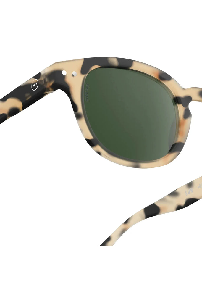 Izipizi Polarised Sunglasses Frame Shape C Light Tortoise Close Up Exterior View of Glasses Arm + Hinge