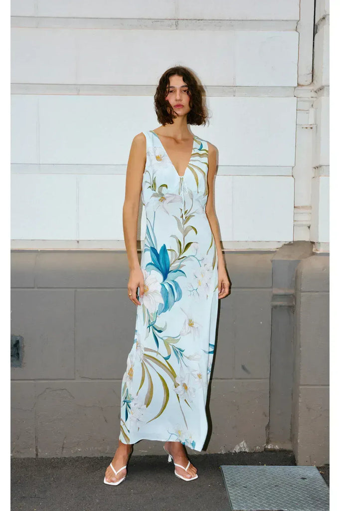 Woman wearing a floral sleeveless dress. Kinney Alice dress in Portofino print.