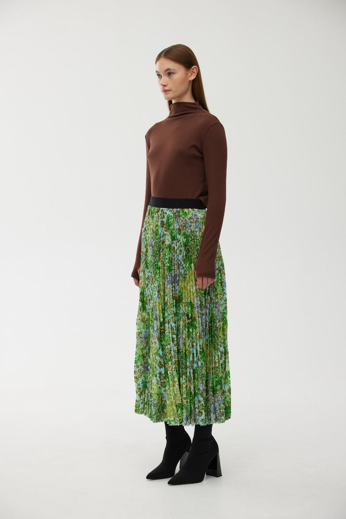 Kinney Goldie Pleat Skirt Floral Green Haze on model
