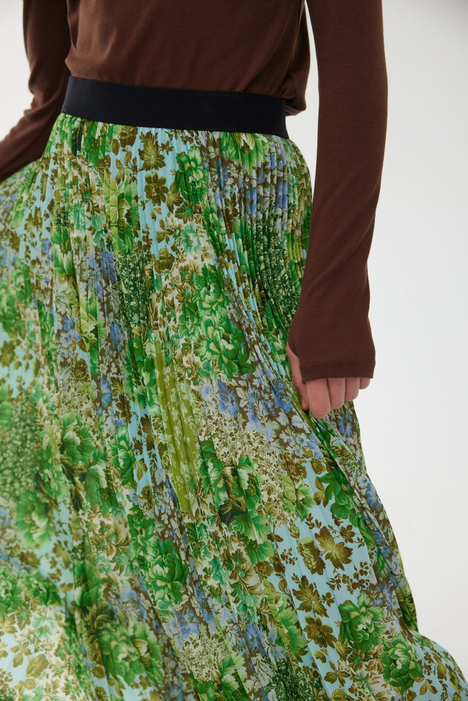 Kinney Goldie Pleat Skirt Floral Green Haze on model