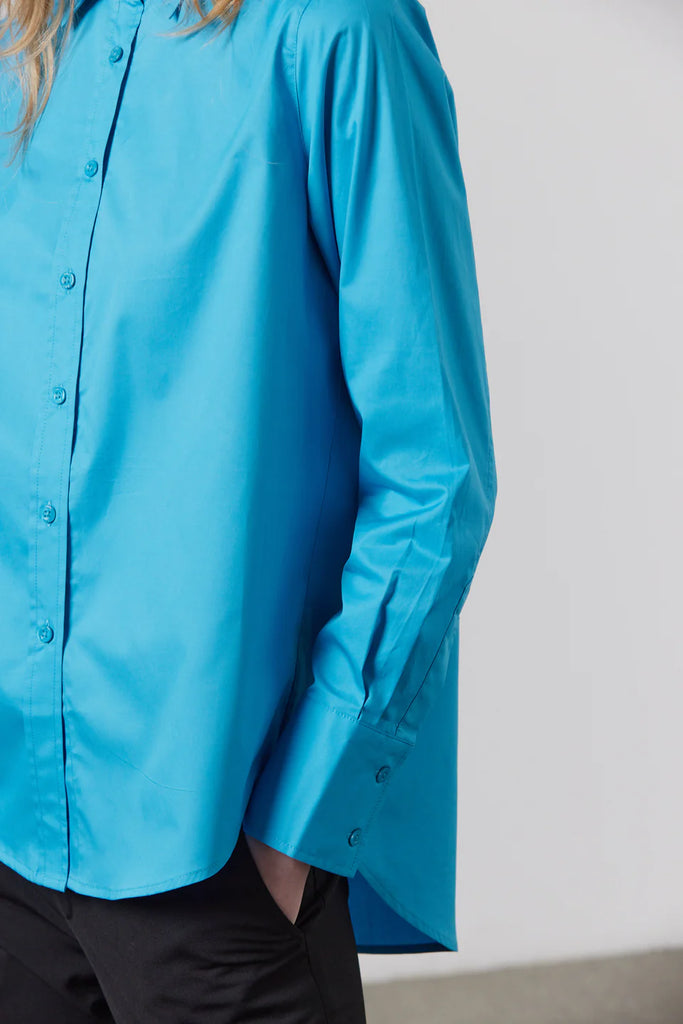 Laing Walt Shirt Aztec Blue Long sleeved Cotton Poplin on model close up front view