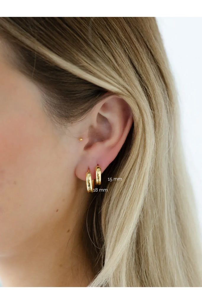 Curve Huggies Earrings Gold S O P H IE