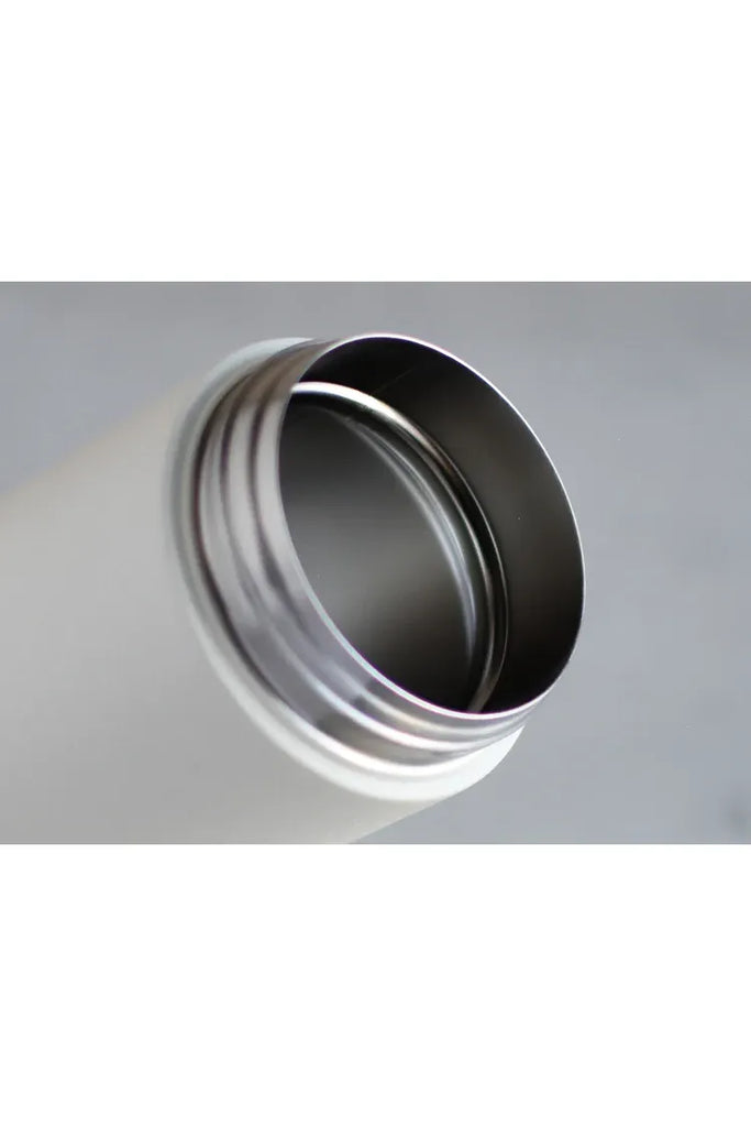 Kinto Day Off Tumbler. The image shows the high-quality stainless steel interior of the tumbler, which helps preserve the rich aroma and flavour of drinks. The smooth, electro-polished interior prevents odours and stains, allowing you to maintain it clean and fresh.

