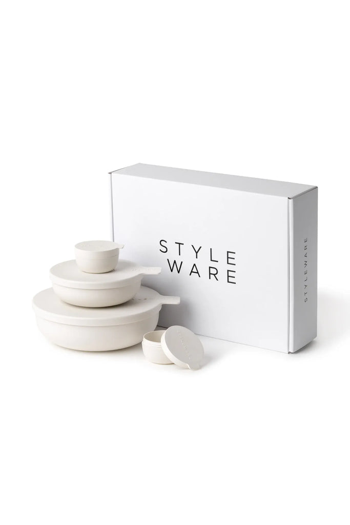A beautiful collection of Dune-colored Styleware lunch bowls is delightfully arranged in front of a charming white gift box adorned with a striking black 'STYLE WARE' logo. These bowls embody modern elegance, making them ideal for stylish dining or thoughtful gift-giving moments.